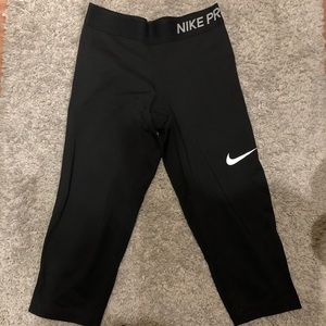 NIKE pro capris leggings